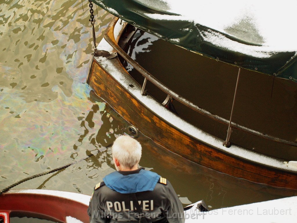 Einsatz BF Koeln Treibstoff auffangen Koeln Rheinauhafen P016.JPG